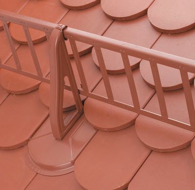 Schneefanggitterstütze auf Metalldachplatte Biber mit Schneefanggitter rot