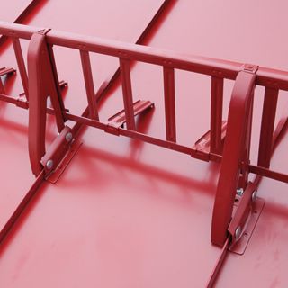 Schneefanggitterstütze auf Blechdach rot