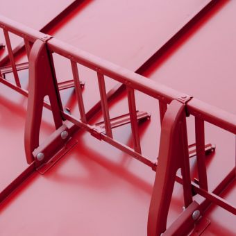 Schneefanggitterstütze auf Blechdach rot