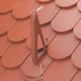 Schneefanggitterstütze auf Metalldachplatte Biber rot